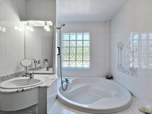 Combined shower/tub, hair dryer, bidet, towels