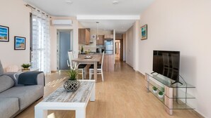Ein modernes Wohnzimmer mit Sofa, Couchtisch und TV-Möbel.