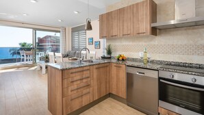 Eine moderne Küche mit Holzausstattung, einem integrierten Geschirrspüler und einem Backofen.