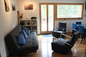 Tv, böcker och en stereo