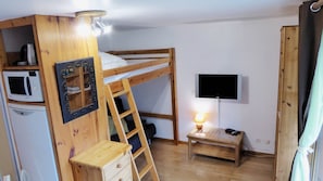 Iron/ironing board, travel cot, WiFi, bed sheets