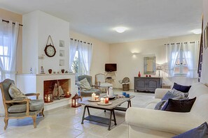 Smart TV, DVD player - Villa Persephone - Three Bedroom Villa, Sleeps 6 (Antipata)