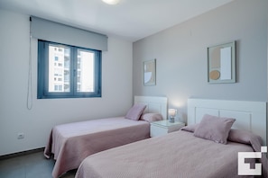 2 slaapkamers, een strijkplank/strijkijzer, gratis wifi, beddengoed