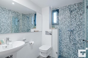 Een douche, een bidet, handdoeken