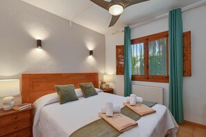 5 bedrooms, iron/ironing board, WiFi, bed sheets