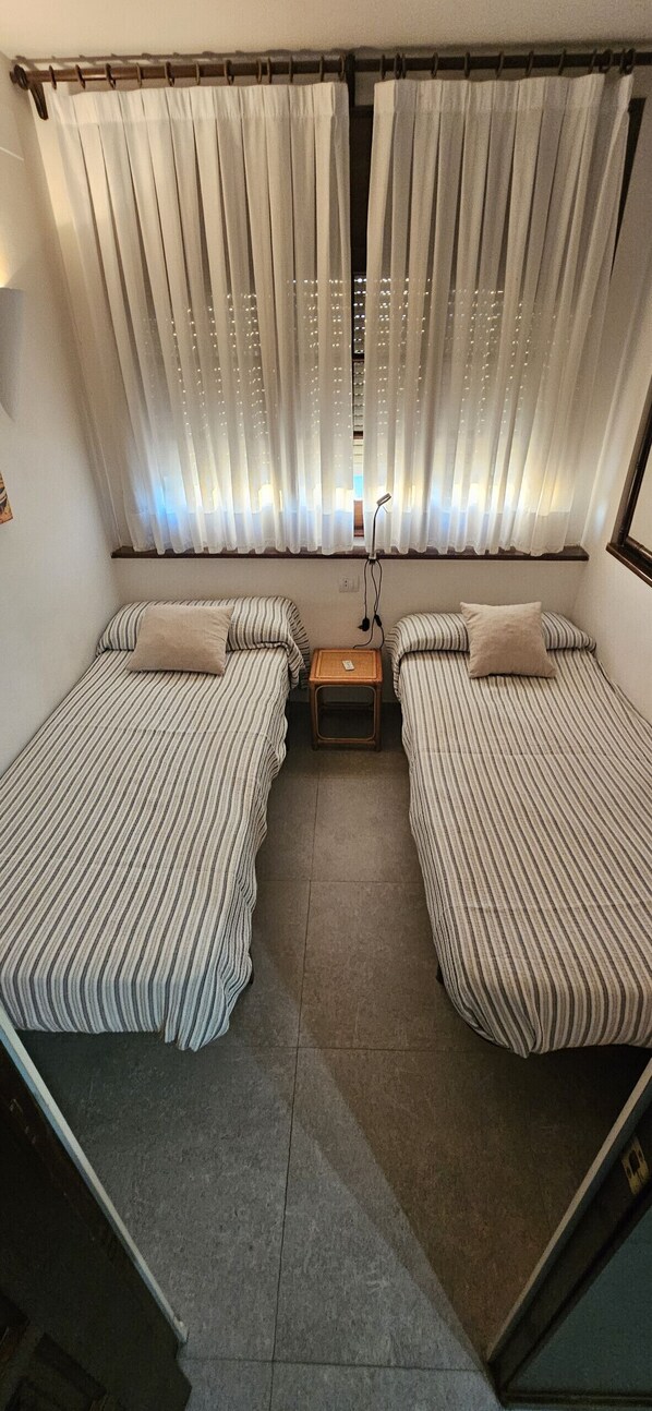 Iron/ironing board, bed sheets