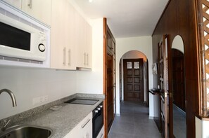 Fridge, microwave, oven, coffee/tea maker