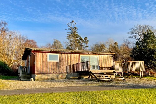 Cockleshell Lodge located at the waters edge near Otter Ferry-Pet friendly