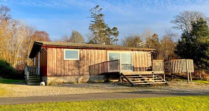 Cockleshell Lodge located at the waters edge near Otter Ferry-Pet friendly