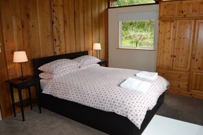 3 bedrooms, WiFi, bed sheets - Cockleshell Lodge located at the waters edge near Otter Ferry-Pet friendly (Tighnabruaich)