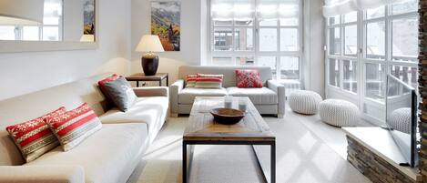 Una televisión, una chimenea