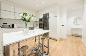 Kylskåp, mikrovågsugn, ugn och diskmaskin