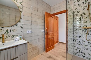 Shower, towels - Rustic and cheerful holiday home in Javea, Costa Blanca, Spain  with private pool for 6 persons (Javea)
