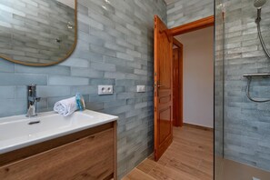 Douche, serviettes fournies