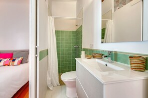 Badewanne, Haartrockner, Handtücher