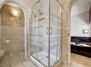 Douche, sèche-cheveux, serviettes fournies