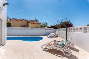 Pleasant fully renovated holiday villa, with private pool located in Benissa-Costa (Costa Blanca) for 8 people. This charming villa has three bedrooms and two bathrooms, all of them distributed on one floor for greater comfort.Inside the villa, you will find a comfortable living-dining room with air conditioning and access to an equipped kitchen, where you can prepare your meals with ease. In addition, there are three bedrooms, two with a double bed and another with two single beds, all of them equipped with air conditioning to guarantee a cool and pleasant stay. You will also find a second living room that can be converted into an additional bedroom thanks to its sofa bed. The villa has two bathrooms with a shower, one of them en suite.Outside the villa, you will find a pleasant plot where you will find a kidney-shaped swimming pool with Roman stairs and outdoor shower, ideal for relaxing and enjoying your holiday. In addition, there is a pleasant solarium where you can enjoy views of the mountains and the sea.The villa is located in a privileged urbanization, close to LA FUSTERA beach and a supermarket (0.5 km), as well as the center of Calpe and all services (4 km).Some additional observations about the villa include the availability of free wifi and that pets are not allowed.Do not hesitate to book this pleasant villa to enjoy an unforgettable holiday in Benissa-Costa.