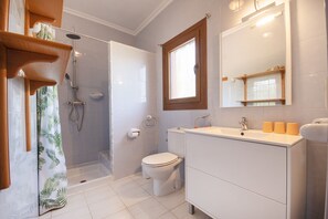 Dusche, Haartrockner, Handtücher