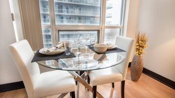 City Condo, 1 Bedroom, City View | In-room dining