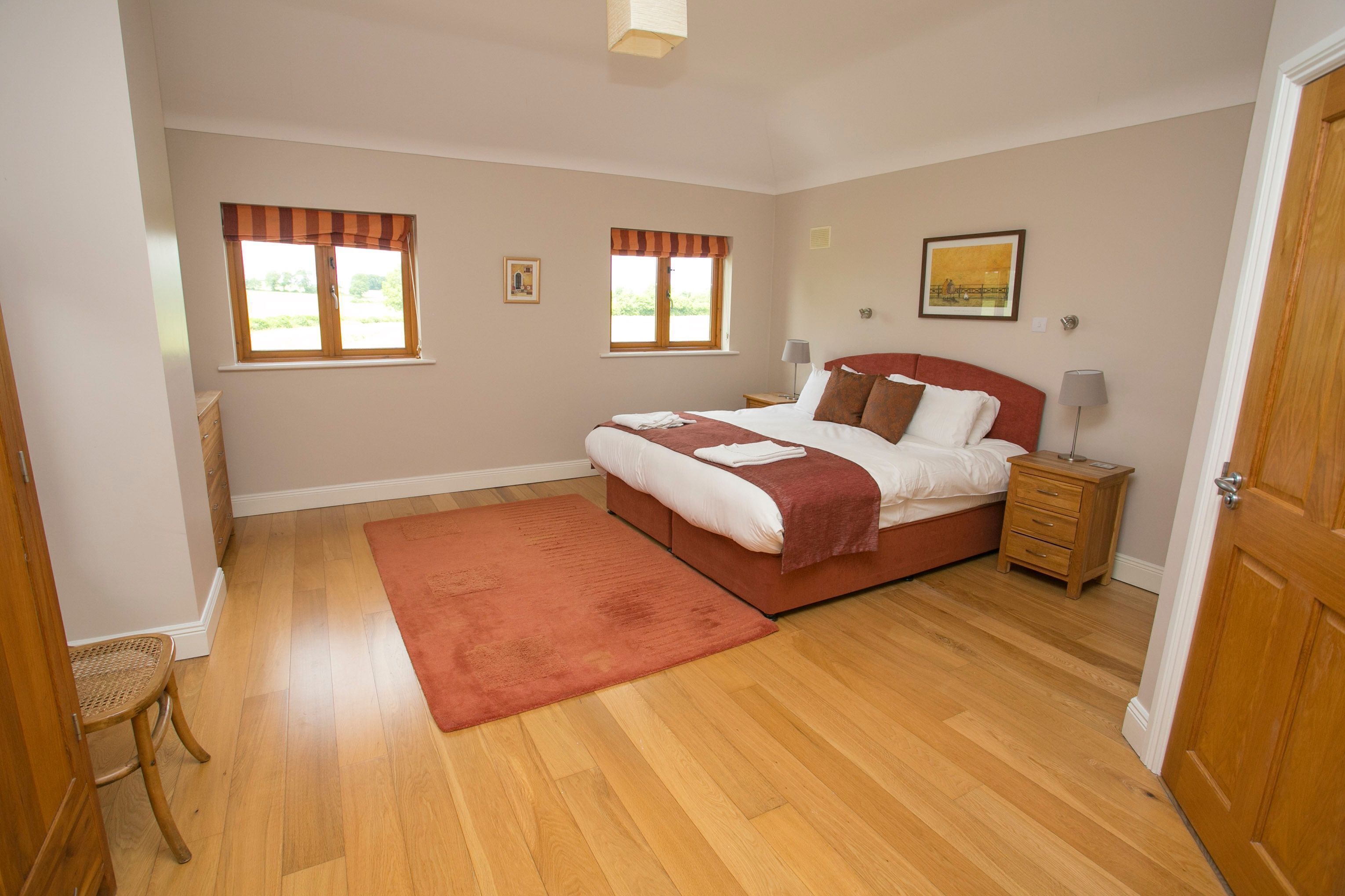 2 bedrooms, internet, bed sheets