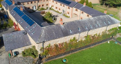 Casa de campo de dos habitaciones en un patio ajardinado en el corazón de la antigua región este de Irlanda.