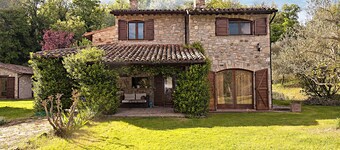 Huset skorsteiner omgitt av oliventrær