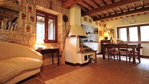 Fernseher, Kamin, Stereoanlage
