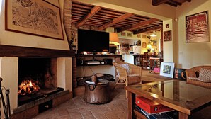 Fernseher, Kamin, Stereoanlage