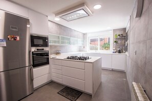 Frigorífico, microondas, horno y lavavajillas