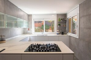 Refrigerador, microondas, horno y parrilla de estufa