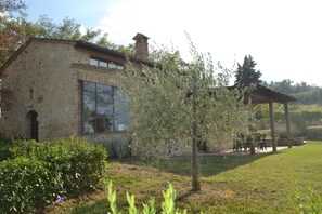Exterior - Wonderful private villa for 7 people with private pool, TV, patio and panoramic view (San Gimignano)