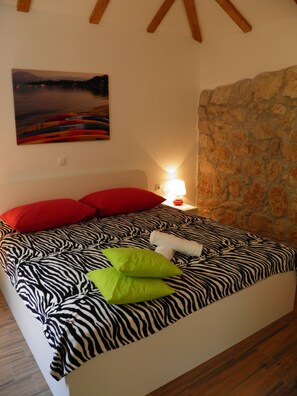 2 bedrooms, internet, bed sheets