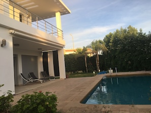 Piscine extérieure, chaises longues