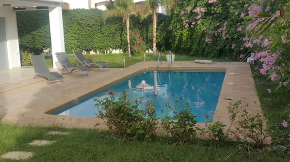 Outdoor pool, sun loungers - Luxurious 5 Bedrooms Villa Ref HI51053 (Agadir)
