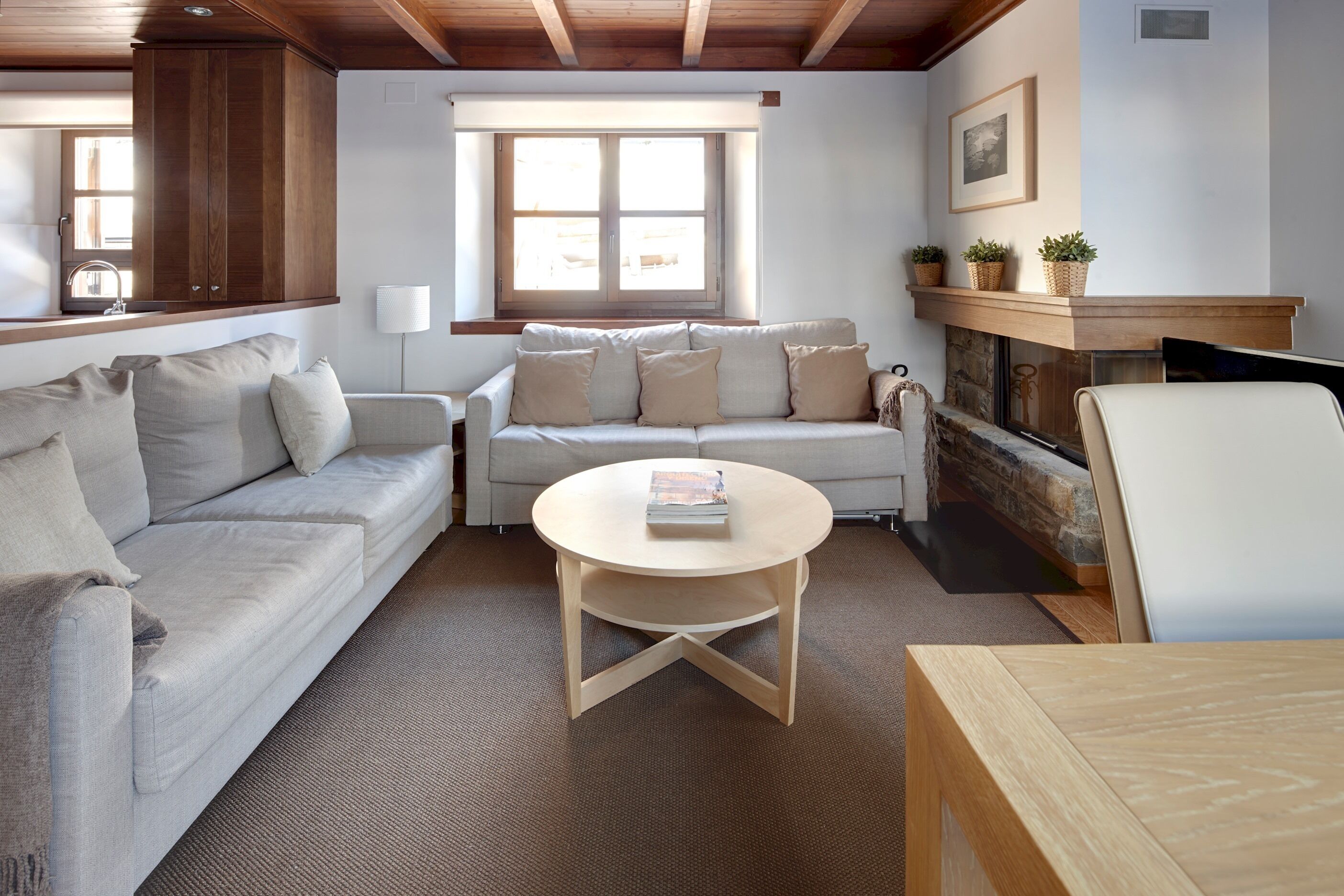 Una sala de estar acogedora con sofá, mesa de centro y chimenea.