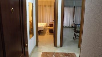 Két bảo mật tại phòng, bàn ủi/dụng cụ ủi quần áo, bộ trải giường