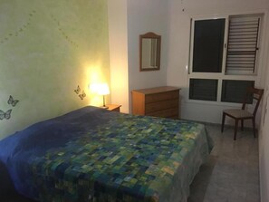 2 quartos, ferros/tábuas de passar roupa, acesso à internet