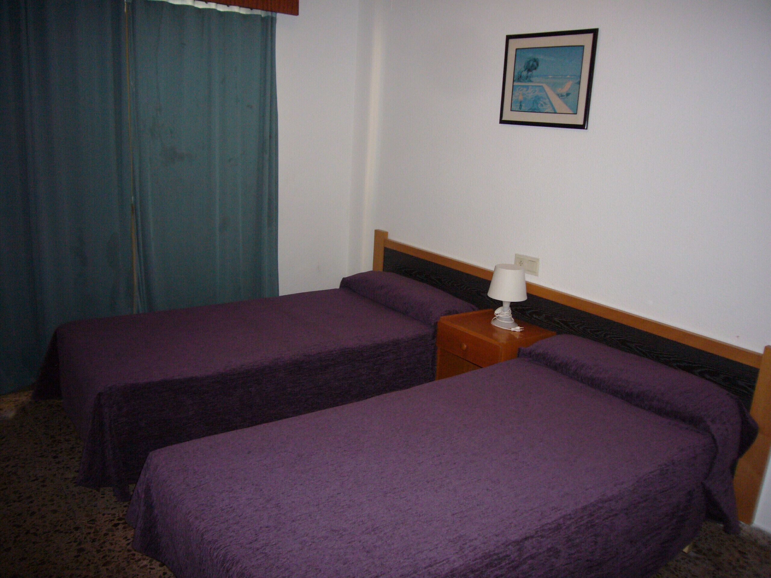 Caja de seguridad en la habitación y tabla de planchar con plancha 