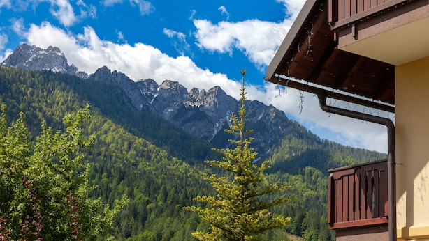Une vue sur la montagne, avec un balcon et une balustrade en bois.