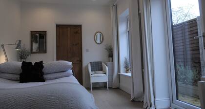 'The Snug' nr York: stunning self-contained studio @ Old Station Master's House.