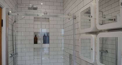 "The Snug", lähellä Yorkia: upea, moderni studio Vanhan aseman majatalossa.