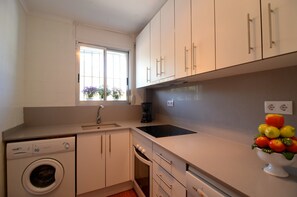 Kühlschrank, Mikrowelle, Ofen, Geschirrspüler