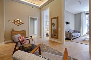Living area - Barcelona Plaza Catalunya Flat with Huge Terrace (Barcelona)