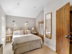 4 bedrooms, desk, iron/ironing board, travel crib