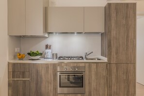 Kühlschrank, Mikrowelle, Ofen, Geschirrspüler