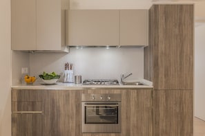 Kühlschrank, Mikrowelle, Ofen, Geschirrspüler