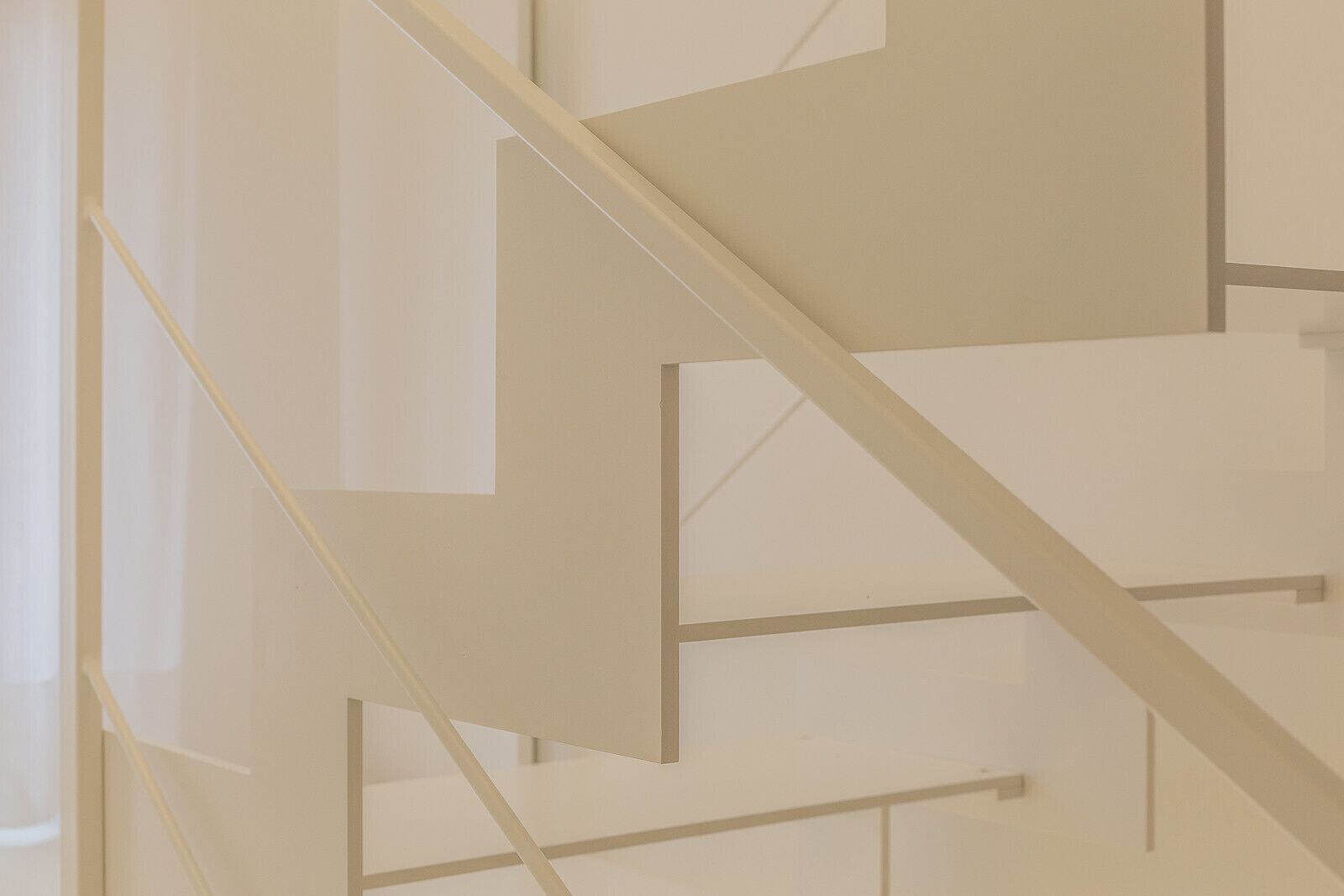 Un patrón geométrico en una pared, probablemente parte de un diseño de interiores moderno.