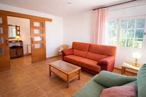 TV, DVD player - Tranquil Costa Brava Retreat with private suite! (Sils)