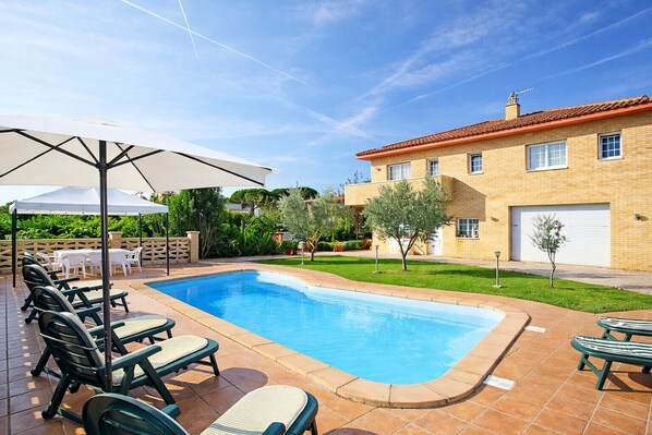 Pool - Tranquil Costa Brava Retreat with private suite! (Sils)