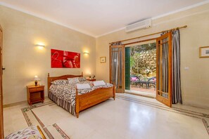 3 bedrooms, in-room safe, iron/ironing board, free WiFi